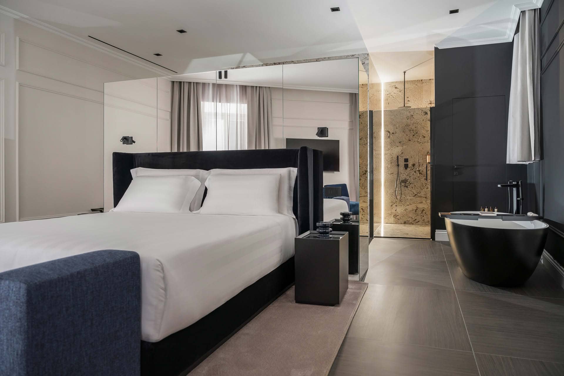 Suite di Casa Guttmann con letto matrimoniale e vasca da bagno