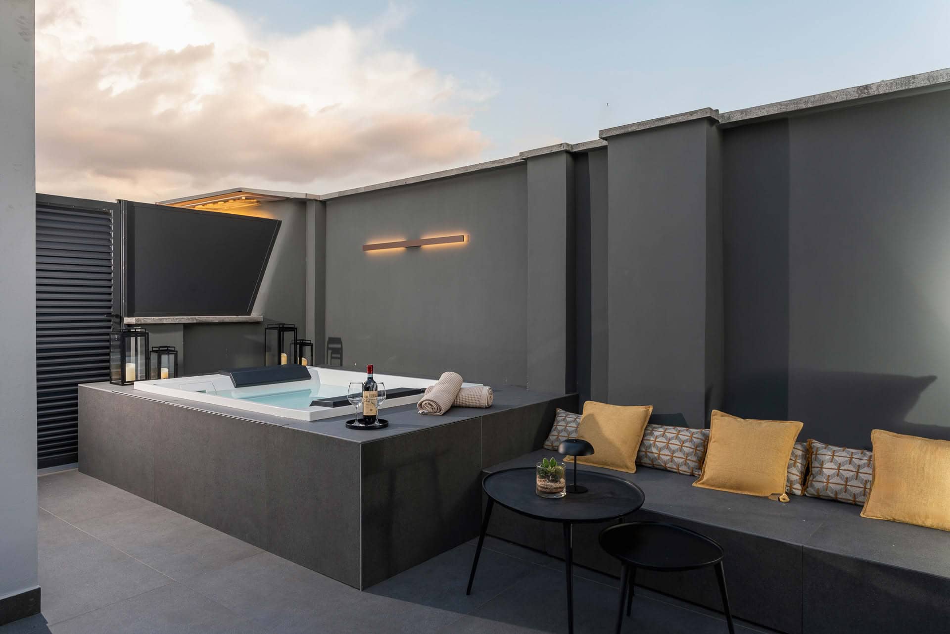 Suite Terrazza di Casa Guttmann con jacuzzi privata e divano relax all’aperto