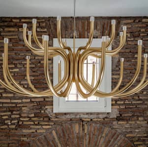 Dettaglio di un lampadario di design all’interno di Casa Guttmann a Roma